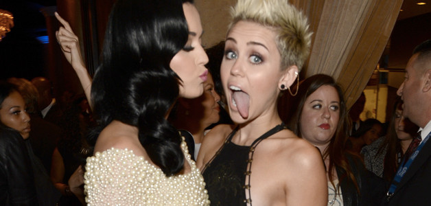 MILEY CYRUS BACIA KATY PERRY IN BOCCA DURANTE IL SUO CONCERTO A LOS ANGELES!