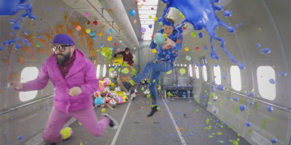 OK Go: il nuovo epico video “Upside Down & Inside Out” è stato girato a gravità zero